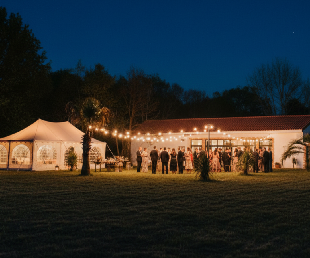 Location domaine  à Pont-Saint-Martin proche de Nantes :  louez un lieu hors du commun pour votre mariage avec chapiteau de 150m et terrasse pour vin d'honneur extérieur
