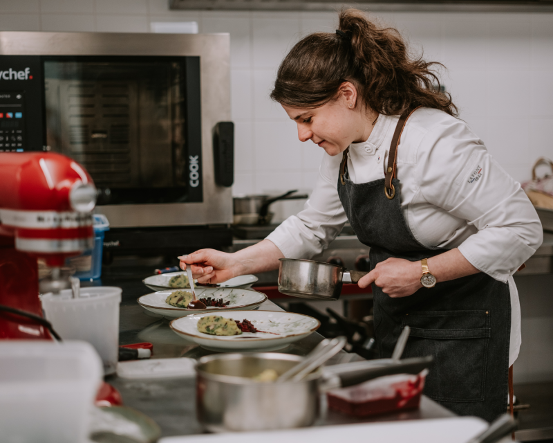 Salle privée pour organiser un mariage avec extérieur et cuisine professionnelle en Loire-Atlantique, à quelques minutes de Nantes.
