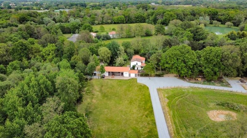 Domaine mariage salle intérieure 80m2 vers Challans, Angers, Rézé : quelles capacités d’accueil pour une cérémonie intime ?