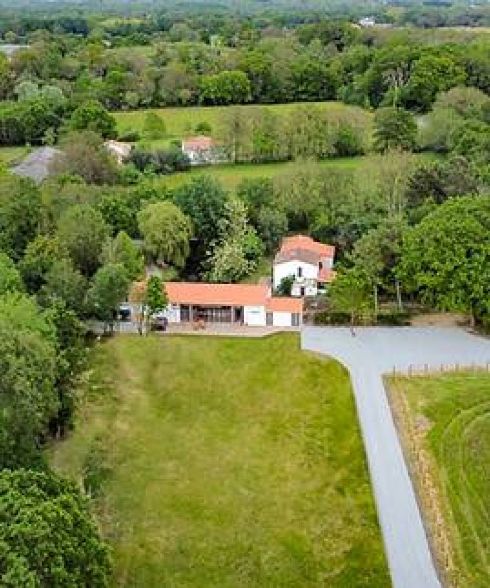 Salle de 80 m² & terrasse de  120 m² et chapiteau de 150 m²